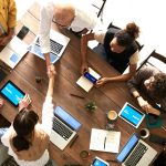 Η γενιά των zoomers αλλάζει δουλειά κάθε χρόνο: Οι εργοδότες σηκώνουν τα χέρια ψηλά - FinanceNews.gr