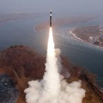 Η Βόρεια Κορέα εκτοξεύει βαλλιστικούς πυραύλους λίγες ημέρες πριν από την επίσκεψη Τραμπ στην Ασία