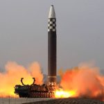 Μήνυμα πυγμής έστειλε ο Kim… εκτόξευσε υπερηχητικό πύραυλο πριν την επίσκεψη Trump στην Ασία