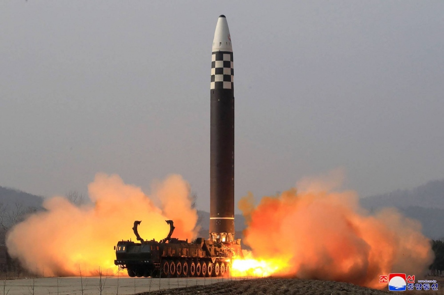 Μήνυμα πυγμής έστειλε ο Kim… εκτόξευσε υπερηχητικό πύραυλο πριν την επίσκεψη Trump στην Ασία