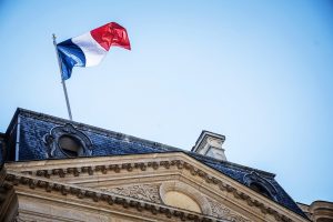 Δύο άνδρες υπό κράτηση για τη θεαματική κλοπή κοσμημάτων στο Λούβρο - FinanceNews.gr