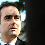 Γαλλία σε πολιτικό déjà vu: Ο Μακρόν ποντάρει ξανά στον Λεκορνί εν μέσω οργής, μομφών και διχασμού - FinanceNews.gr