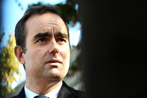 Γαλλία σε πολιτικό déjà vu: Ο Μακρόν ποντάρει ξανά στον Λεκορνί εν μέσω οργής, μομφών και διχασμού - FinanceNews.gr