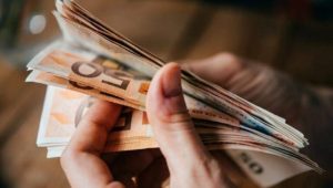 Ξεκινούν οι πληρωμές της οικονομικής ενίσχυσης σε συνταξιούχους και ευάλωτες ομάδες - FinanceNews.gr