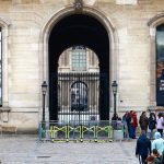 Υπό δρακόντεια μέτρα ασφαλείας άνοιξε ξανά το Λούβρο στο Παρίσι - FinanceNews.gr