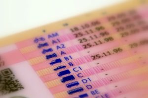 Άδειες οδήγησης με 15ετή ισχύ και νέα ψηφιακή άδεια οδήγησης ενέκριναν οι ευρωβουλευτές