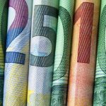 Σταθερό το ευρώ με το βλέμμα σε κρίσιμα στοιχεία