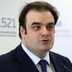 Πιερρακάκης: Προτεραιότητα η αφαίρεση εμποδίων σε οικογένειες και νέους