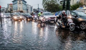 Σαρώνει η Adel την Αττική - Σφοδρή χαλαζόπτωση, καταρρακτώδης βροχή, σωρεία κεραυνών, ποτάμια οι δρόμοι, έκλεισαν σχολεία