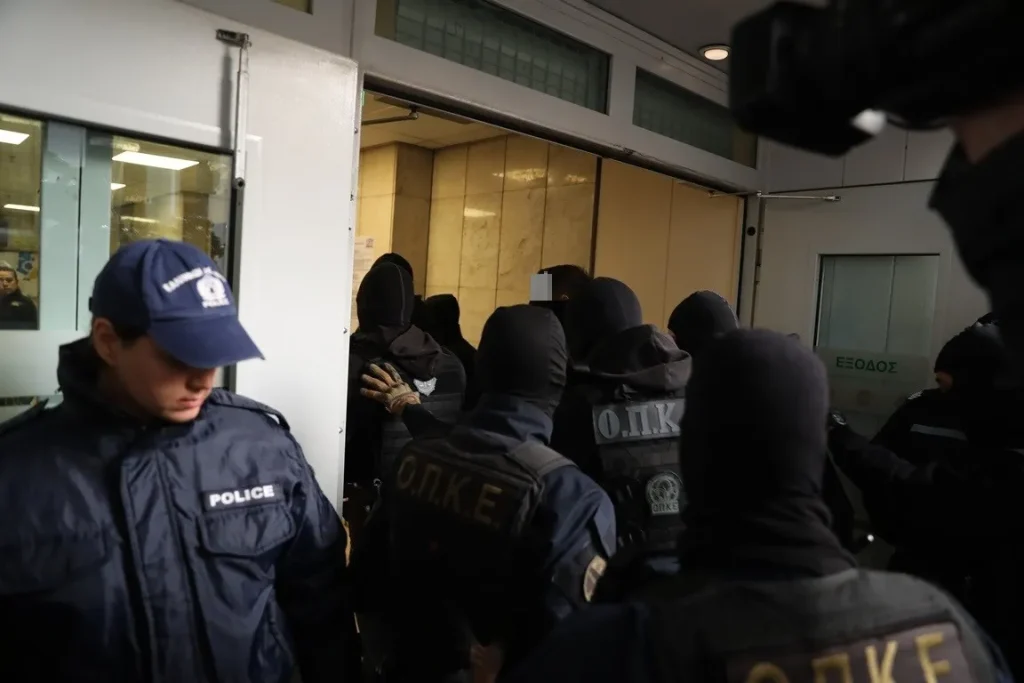 Τηλεφωνικές απάτες: Στον ανακριτή η δεύτερη ομάδα - Ελεύθερη η εμπλεκόμενη αθλήτρια - FinanceNews.gr