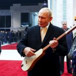 O Putin βιρτουόζος του... komuz; Τι συνέβη όταν ο Ρώσος πρόεδρος έπιασε στα χέρια του το παραδοσιακό όργανο του Κιργιστάν (vid)