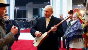 O Putin βιρτουόζος του... komuz; Τι συνέβη όταν ο Ρώσος πρόεδρος έπιασε στα χέρια του το παραδοσιακό όργανο του Κιργιστάν (vid)