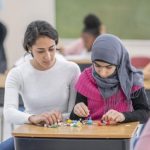 Η Αυστρία το πάει μέχρι τέλους - Νέα προσπάθεια για απαγόρευση της μαντίλας στα σχολεία