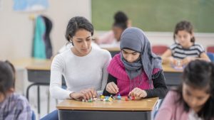 Η Αυστρία το πάει μέχρι τέλους - Νέα προσπάθεια για απαγόρευση της μαντίλας στα σχολεία