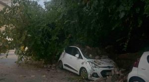 Σφοδρή κακοκαιρία πλήττει την Κέρκυρα - Κατέρρευσε τοιχίο και καταπλάκωσε 3 αυτοκίνητα