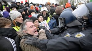 Χάος στο Giessen - Μαζικές διαδηλώσεις ακροαριστερών μπλοκάρουν το συνέδριο της νεολαίας του AfD