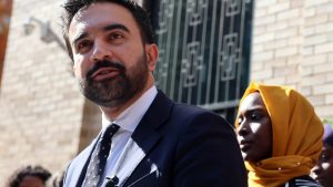 Πολιτικό σεισμό στη Νέα Υόρκη φέρνει ο Zohran Mamdani: Από καλλιτέχνης Χιπ-Χοπ… Δήμαρχος που θέλει να γκρεμίσει το σύστημα