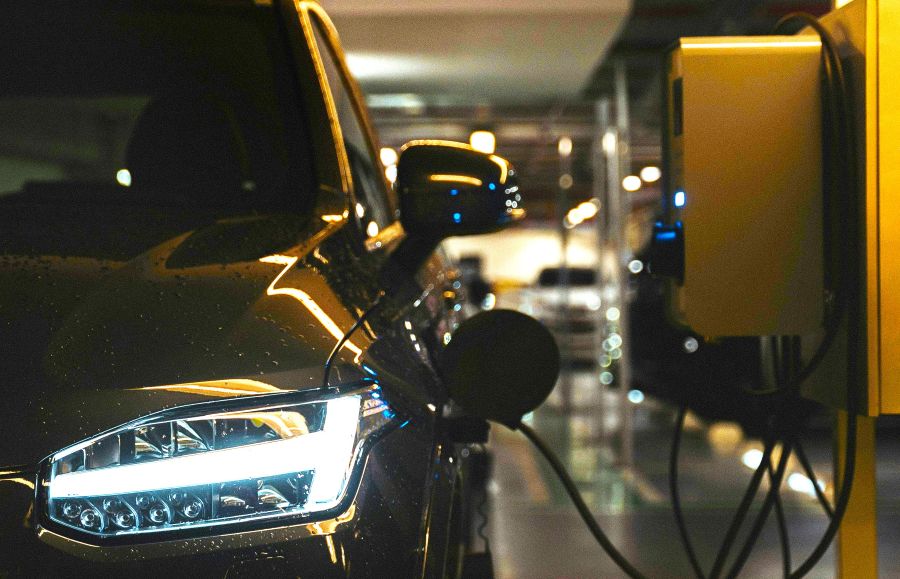 Ηλεκτρικά αυτοκίνητα που φορτίζουν εν κινήσει: Η Γερμανία ανοίγει τον δρόμο - FinanceNews.gr