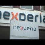 Κίνα: Επανεκκινούν τις εξαγωγές τσιπ Nexperia, ανακουφίζοντας τις αυτοκινητοβιομηχανίες