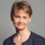 Yvette Cooper (Βρετανίδα ΥΠΕΞ): Να συμμετάσχει η Ρωσία στις διαπραγματεύσεις για το Ουκρανικό