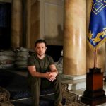 Alastair Crook (Βρετανός διπλωμάτης): Μόνο η παραίτηση Zelensky θα αποτρέψει την κατάρρευση της Ουκρανίας πολιτικά χρεοκόπησε