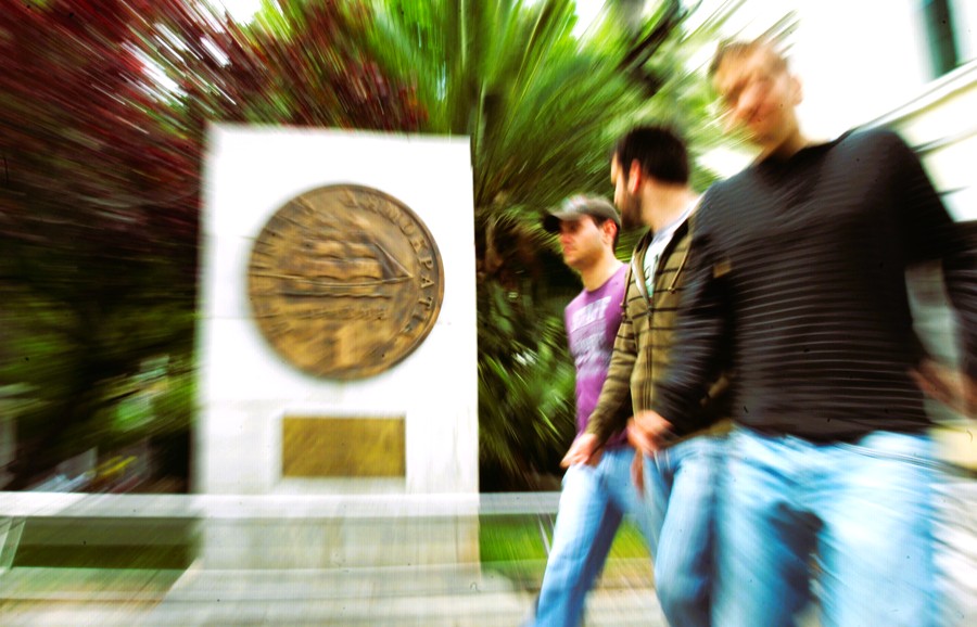 Πόσο κόστιζε η ζωή πριν το ευρώ; Η μεγάλη σύγκριση τιμών που εξηγεί γιατί «λύγισε» η μεσαία τάξη - FinanceNews.gr