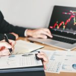 Υπέρβαση των 2.100 μονάδων για το Γενικό Δείκτη (2.106,9 μ) με τις τράπεζες και πολλά μη τραπεζικά blue chips - Αρνητική πρωταγωνίστρια της συνεδρίασης η μετοχή της Ιντραλότ