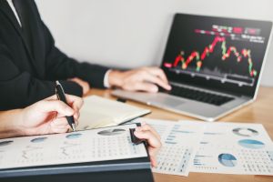 Υπέρβαση των 2.100 μονάδων για το Γενικό Δείκτη (2.106,9 μ) με τις τράπεζες και πολλά μη τραπεζικά blue chips - Αρνητική πρωταγωνίστρια της συνεδρίασης η μετοχή της Ιντραλότ