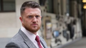 Κατέρρευσε η πολιτική σκευωρία - Αθώος ο Tommy Robinson για τις κατηγορίες περί «τρομοκρατίας»