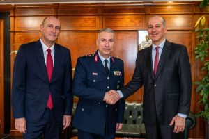 Δωρεά σύγχρονου εξοπλισμού στην Τροχαία Αττικής από τους αδελφούς Αγγελόπουλους - FinanceNews.gr