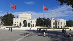 Ρώσος blogger προκάλεσε... εγκεφαλικά στην Τουρκία: «Είναι προορισμός περασμένου αιώνα, προτιμήστε τα Εμιράτα»