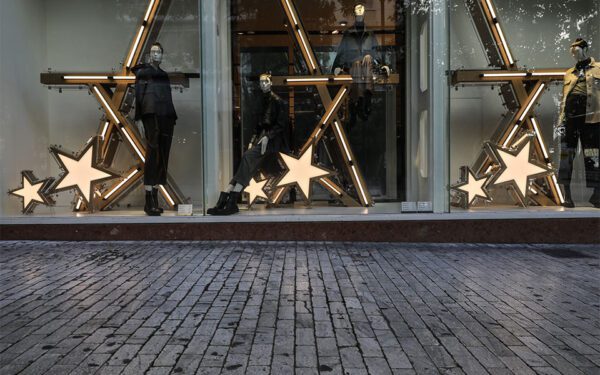 Εορταστικό ωράριο 2025: Πότε ξεκινάει, πώς θα λειτουργούν τα μαγαζιά