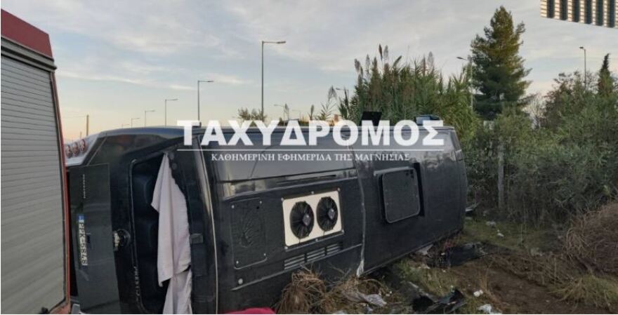 Εκτροπή λεωφορείου με 40 επιβάτες έξω από τον Ριζόμυλο του Βόλου – Στο νοσοκομείο 14 ελαφρά τραυματίες, δείτε φωτογραφίες