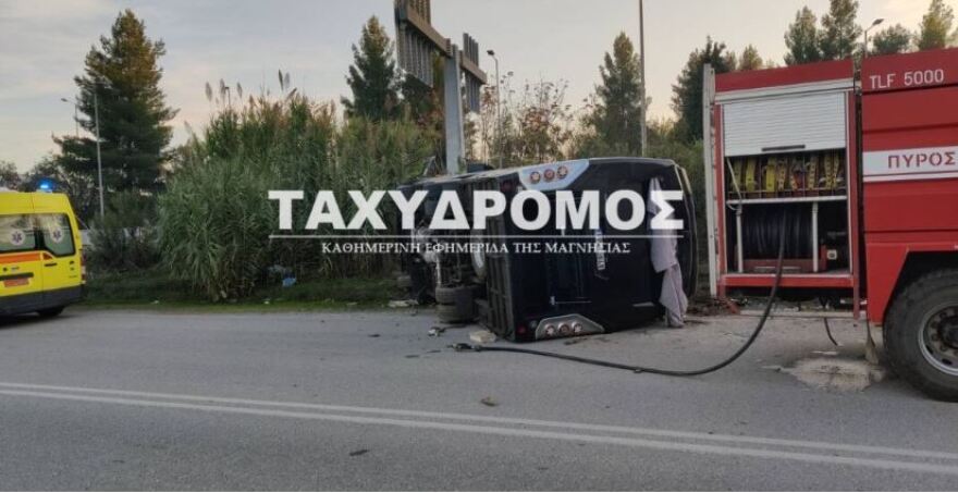 Εκτροπή λεωφορείου με 40 επιβάτες έξω από τον Ριζόμυλο του Βόλου – Στο νοσοκομείο 14 ελαφρά τραυματίες, δείτε φωτογραφίες