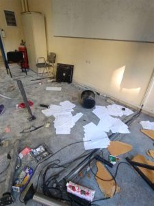 Κατάμεστο το Πολυτεχνείο: Μικροί και μεγάλοι άφησαν ένα λουλούδι στο προαύλιο (Βίντεο) - Financial Report