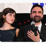 Rama Duwaji: Η 28χρονη Πρώτη Κυρία της Νέας Υόρκης που ενώνει την τέχνη με την κοινωνική αλλαγή