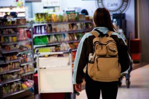 NielsenIQ: Το 40% των τουριστών έκαναν αγορές από σουπερμάρκετ το καλοκαίρι