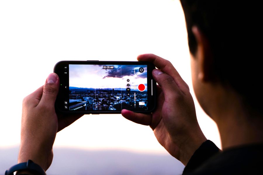 Το ελληνικό καλοκαίρι στα social media: Τι ανεβάζει και τι ρίχνει τη φήμη της χώρας - FinanceNews.gr