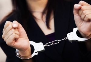 Χειροπέδες σε λογίστρια που υπεξαίρεσε 450.000 ευρώ από κοινοπραξία στο μετρό Θεσσαλονίκης