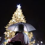 Φωταγωγήθηκε το χριστουγεννιάτικο δέντρο της Αθήνας... παρά τη βροχή (φωτό) - FinanceNews.gr