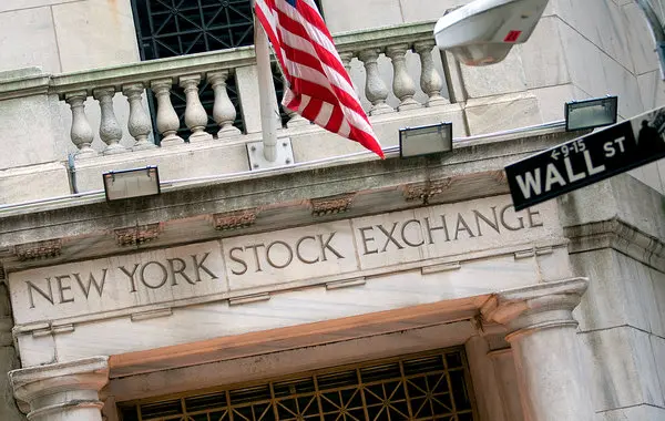 Wall Street: Ισχυρός πτωτικός κίνδυνος αν αποσυρθεί ο Μπάιντεν