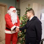 Νίκος Χαρδαλιάς στις δομές αστέγων Πειραιά: «Κανένας μόνος του στην Αττική» (video)