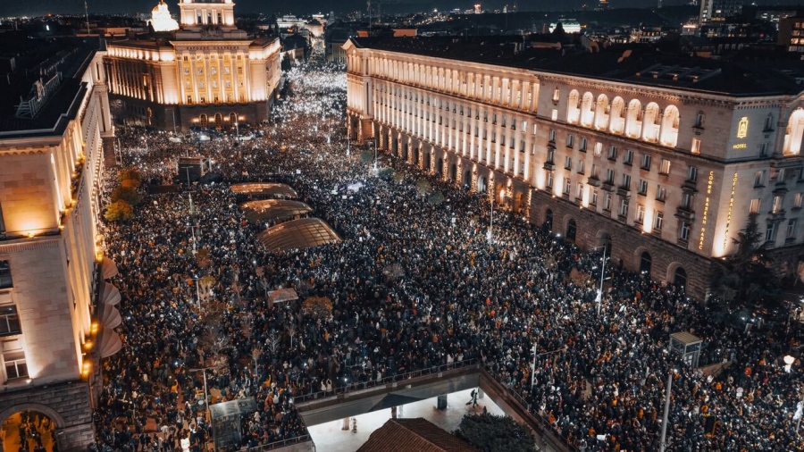 Σεισμός στη Βουλγαρία… κατακλύζεται από διαδηλωτές η Σόφια, ζητούν να πέσει η κυβέρνηση – Δεν θέλουν το ευρώ
