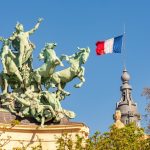 Όχι από Γαλλία: Εξαιρεί από το δάνειο στην Ουκρανία τα ρωσικά κεφάλαια που είναι σε γαλλικές τράπεζες