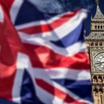 Βρετανία: Στον «αέρα» οι εμπορικές συμφωνίες με ΗΠΑ – Ο εφιάλτης των 380 δισ. και η «νομική γύμνια» του Λονδίνου