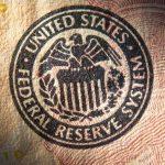 Πρακτικά Fed: Έρχονται νέες μειώσεις επιτοκίων το 2026, παρά τον διχασμό και τους δασμούς