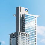 DZ Bank: Κερδισμένη στο ταμπλό, συγκρατημένη στις αξιολογήσεις η ελληνική οικονομία το 2026