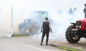 Σβήνει η Ελλάδα - MAT, ξύλο και χημικά για τους αγρότες από την κυβέρνηση των ΟΠΕΚΕΠΕΔΩΝ - Μπλόκα και λαϊκή οργή κατά ΝΔ