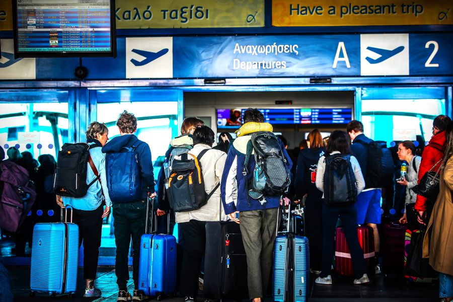Σε τροχιά νέου ρεκόρ το αεροδρόμιο της Αθήνας για το 2025 - FinanceNews.gr