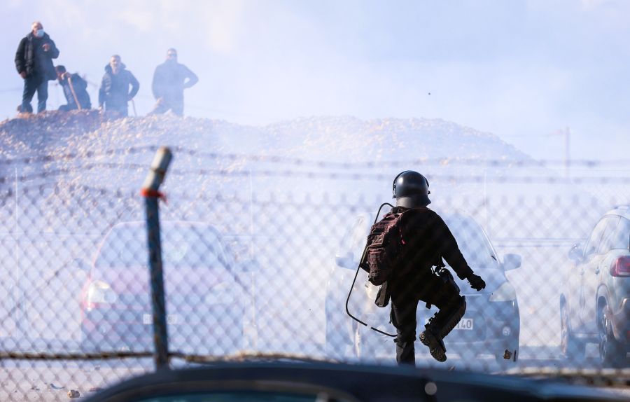 Η ΕΛΑΣ διαψεύδει αναφορές για χρήση «πλαστικών σφαιρών» στις κινητοποιήσεις αγροτών στην Κρήτη - FinanceNews.gr